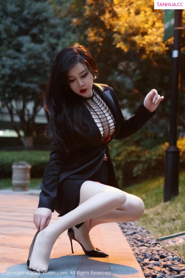 王格 王婉悠 [XiuRen]高清写真图 2023.03.16 No.6421 王婉悠Queen 丝袜OL第34张图片